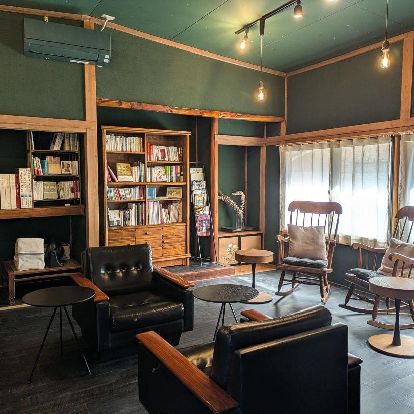 BOOK LOUNGE